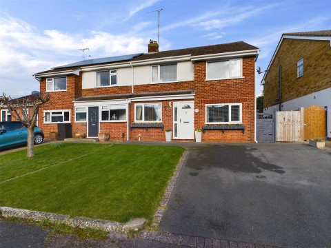 View Full Details for Fieldcote Drive, Hucclecote, Gloucester