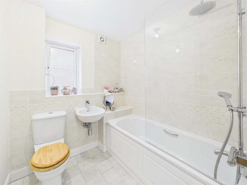 Images for Hampton Court, Gloucester